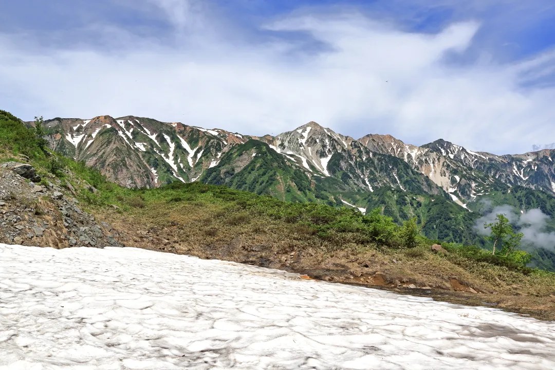 八方池前の残雪と白馬三山