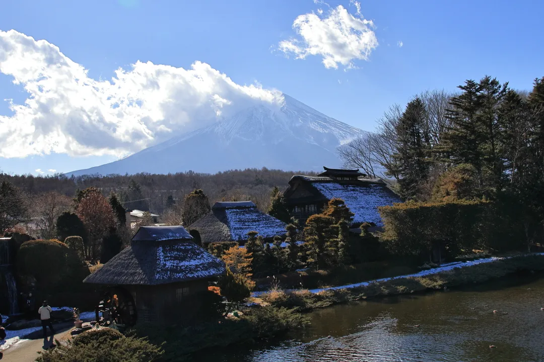 忍野八海榛の木林民俗資料館と富士山