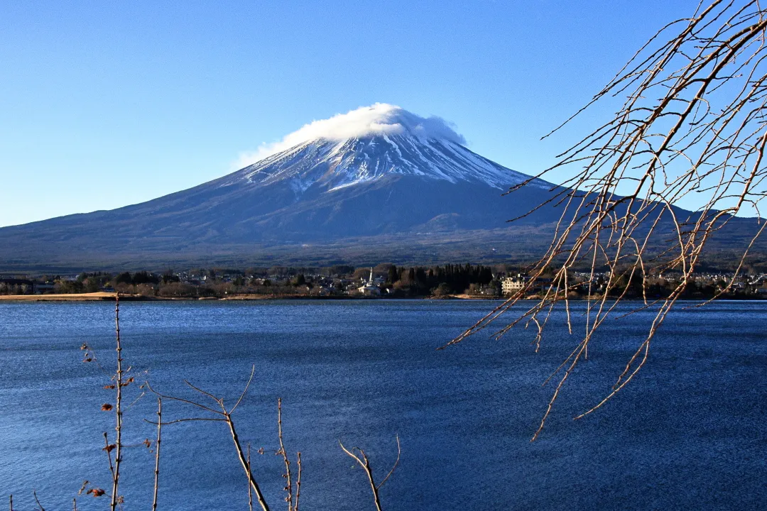 川口湖から朝の富士山