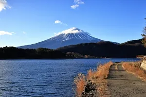 西湖から朝の富士山