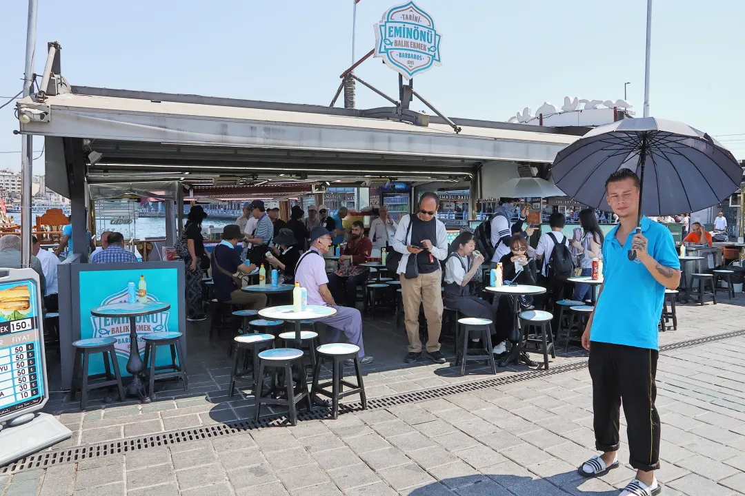 エミノニュ広場のサバサンド店