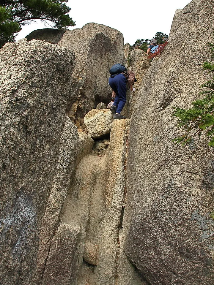 花崗岩の割れ目の登山道