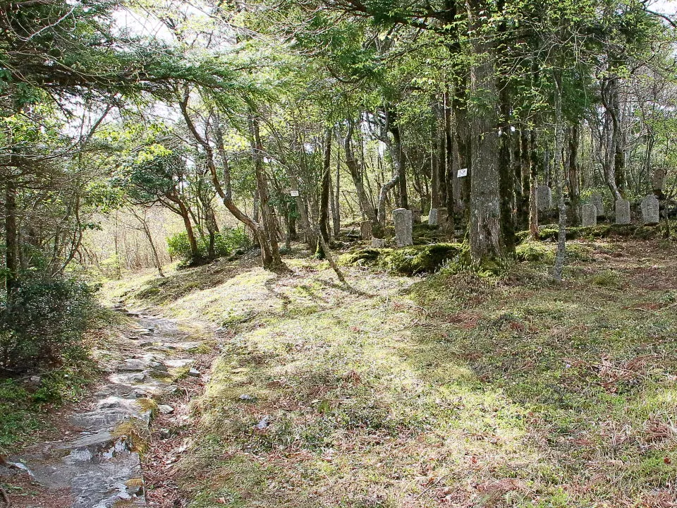 登山道脇の墓地