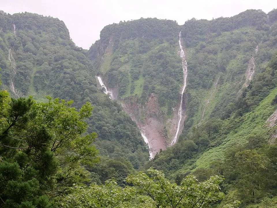 称名滝バス停の休憩所から