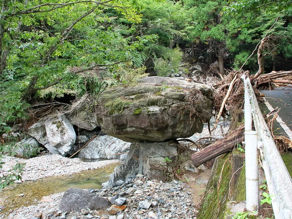 岩に岩が乗った景観