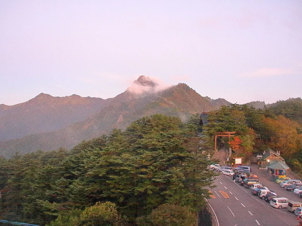 朝日を浴び始めた石鎚山