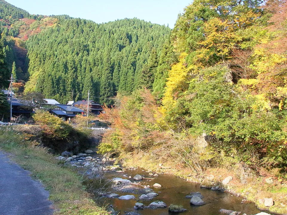 坂下の集落に出る