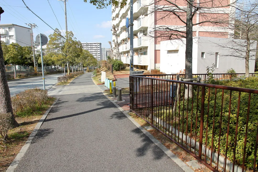 高速道路を越える階段に