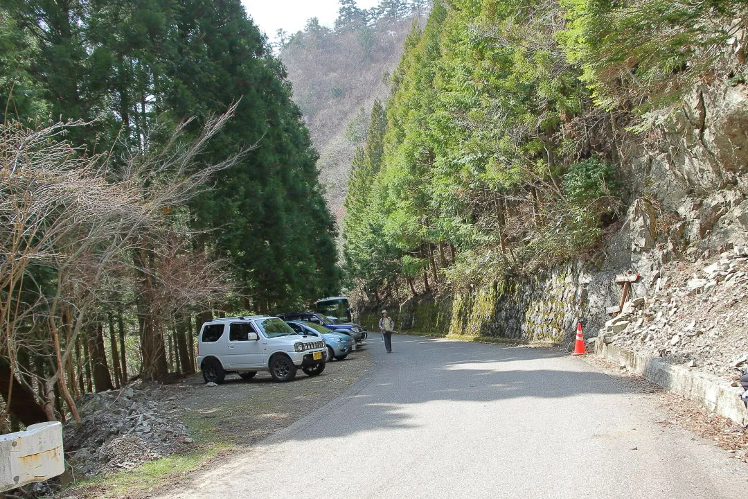 県道１６脇の駐車場