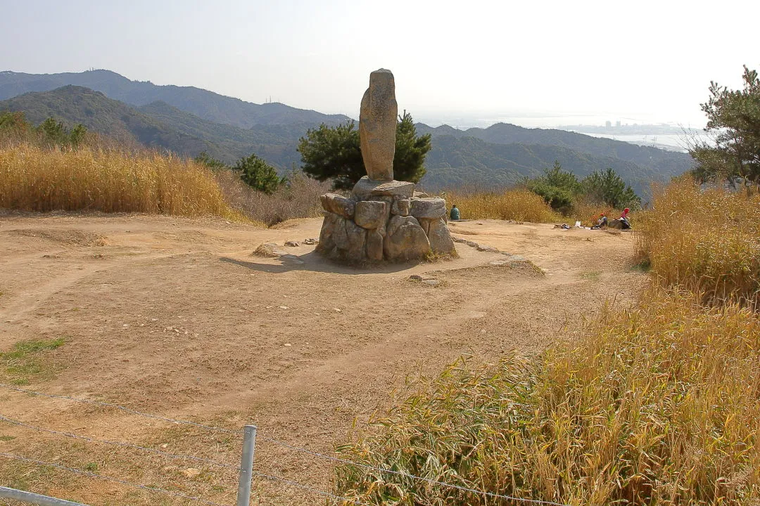 菊水山山頂の記念碑