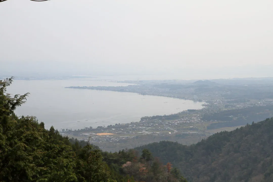 遠くに琵琶湖大橋