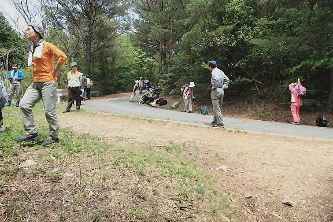 大平山前で休むパーティー