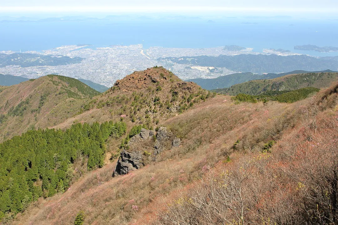 新居浜市街を背景に兜岩