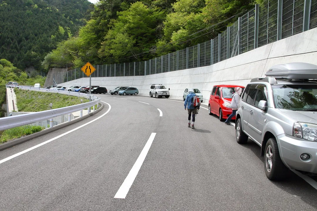 登山口駐車場脇の道路