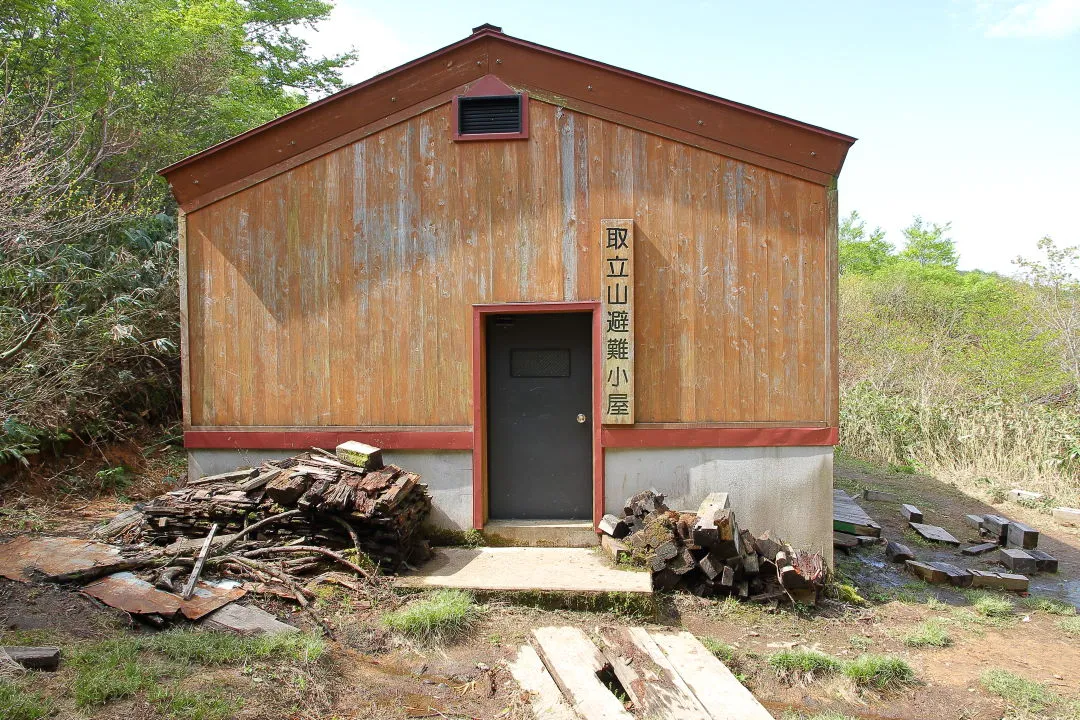 取立山避難小屋正面