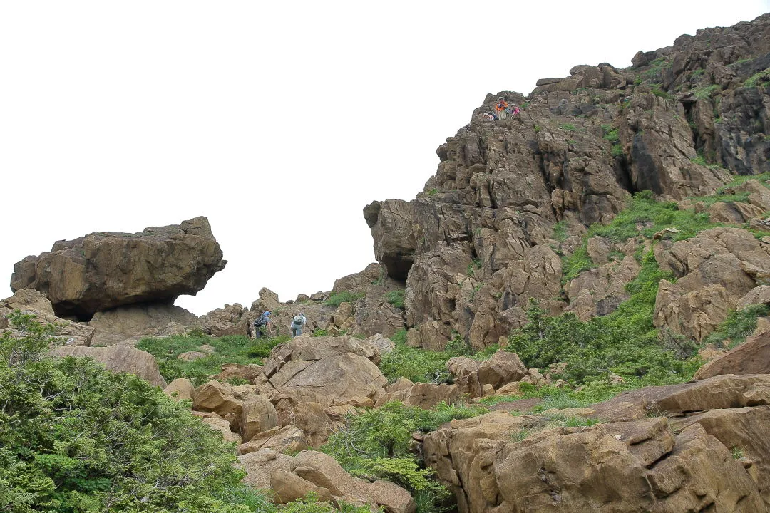 岩場に登山者が見える