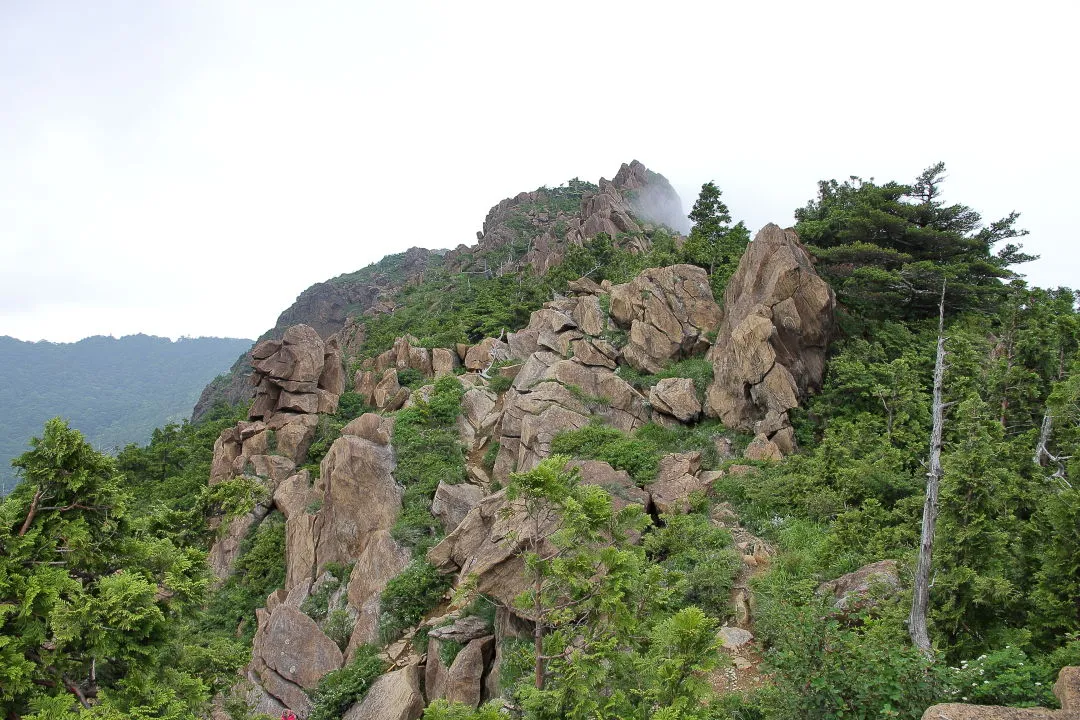 橄欖岩の岩峰