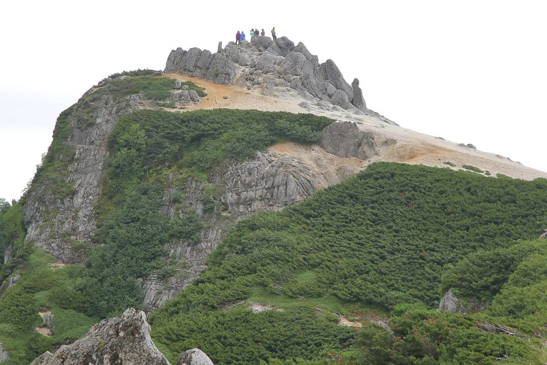 「燕岳」山頂に人影