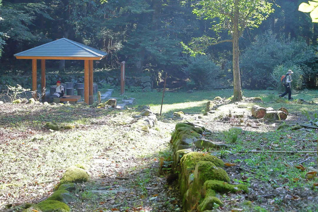 金山廃村跡に造られた東屋