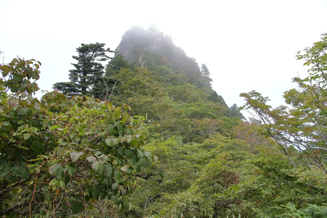 雲間に見上げる大日山