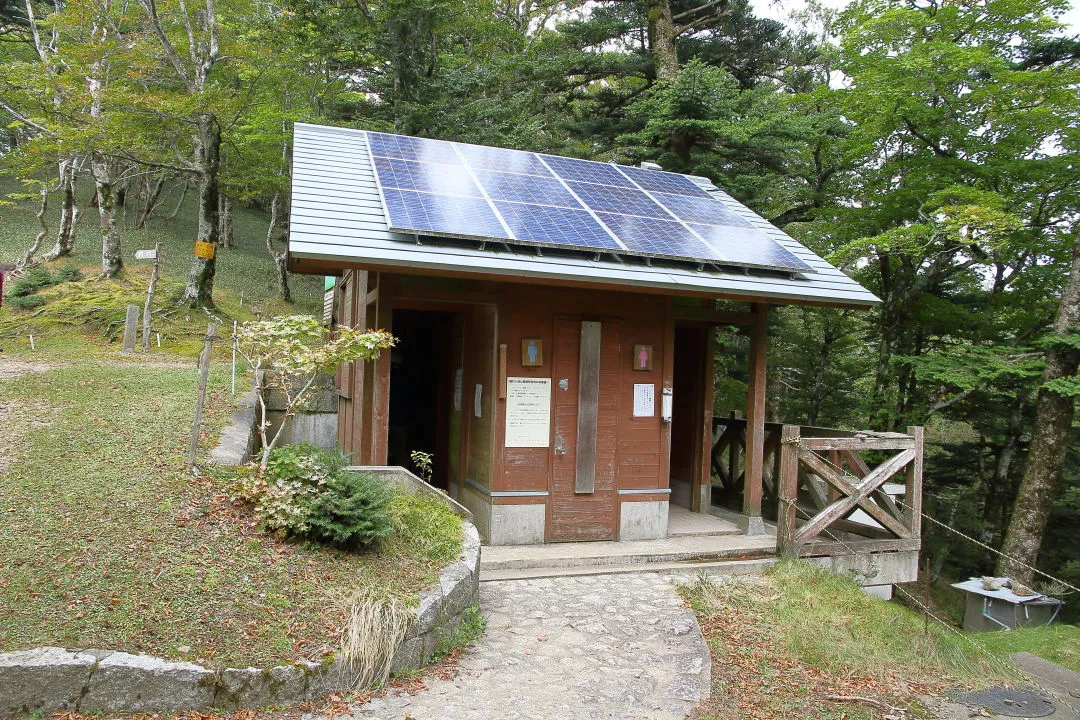 太陽光発電で維持されているトイレ