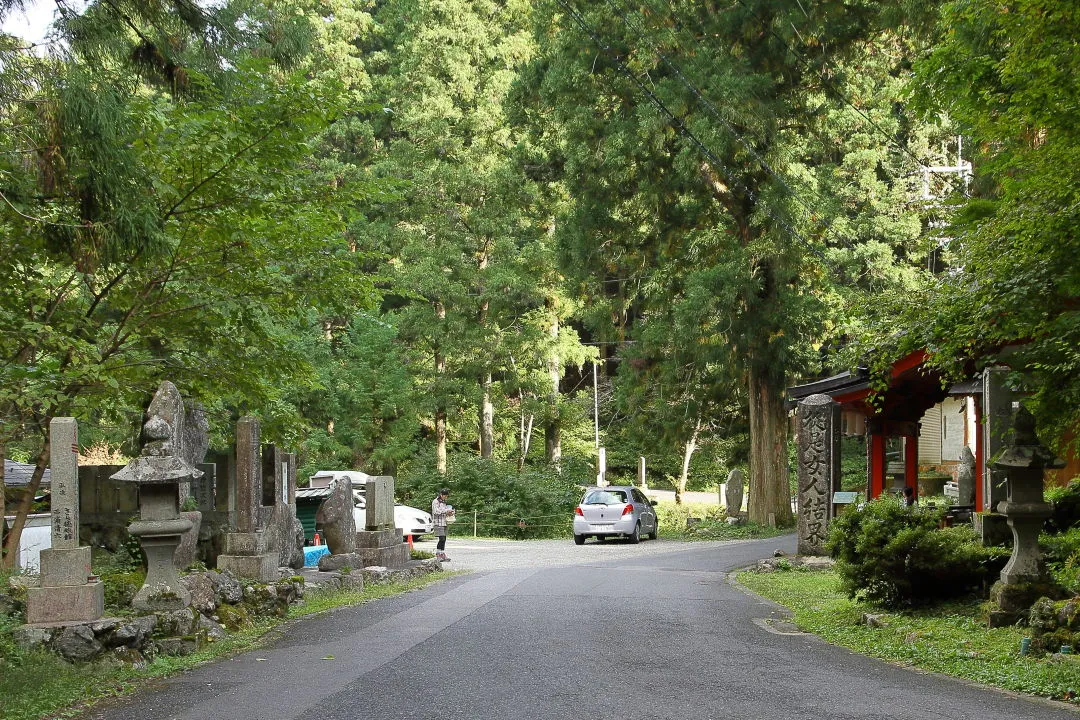 母公堂と駐車場