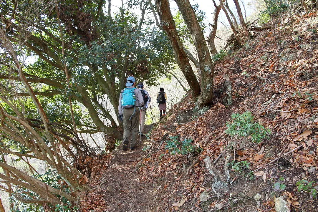 白髪岳に向う登山者