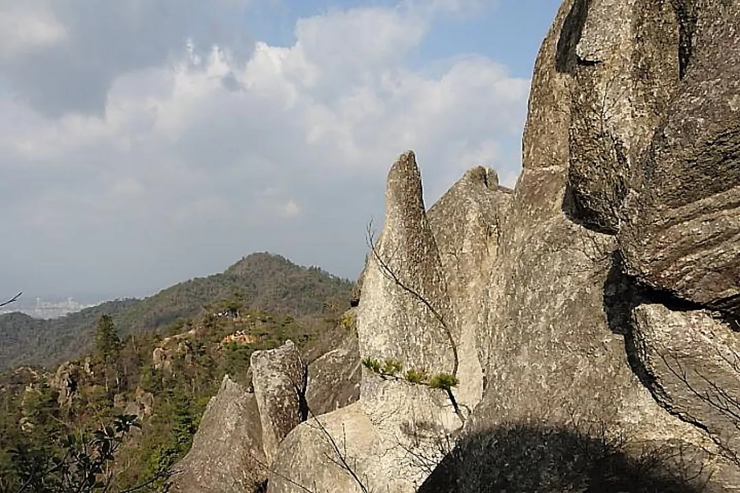 北峰縦走路から鶏冠山