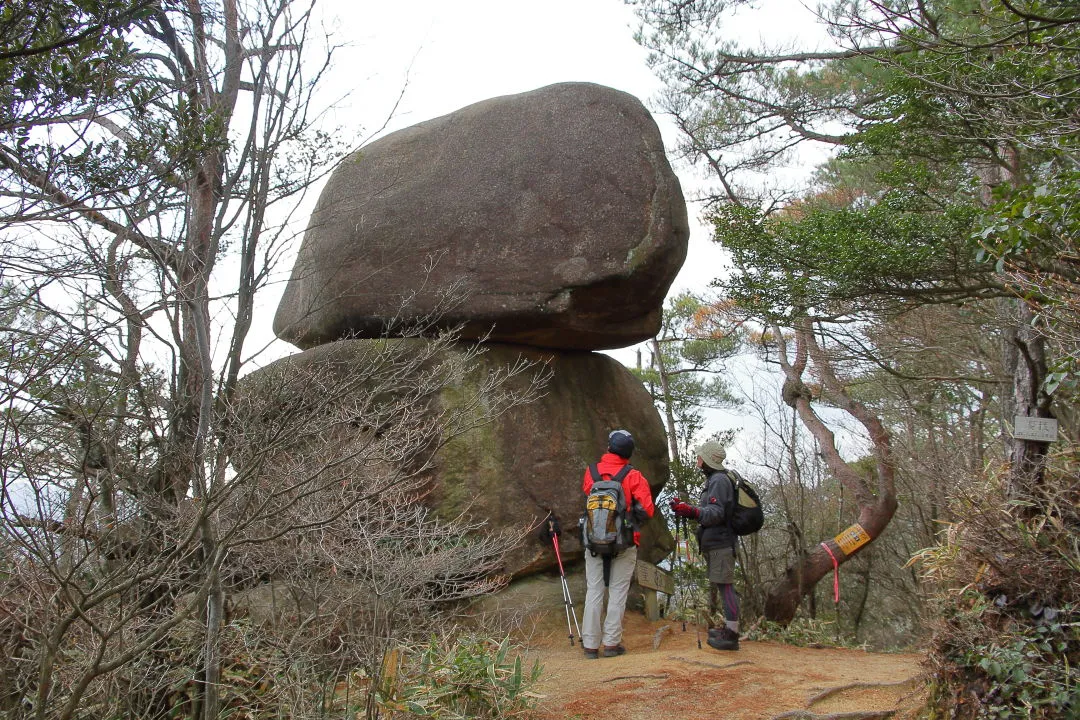 重ね岩