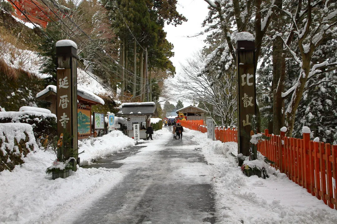 ケーブル延暦寺駅から入る時の門