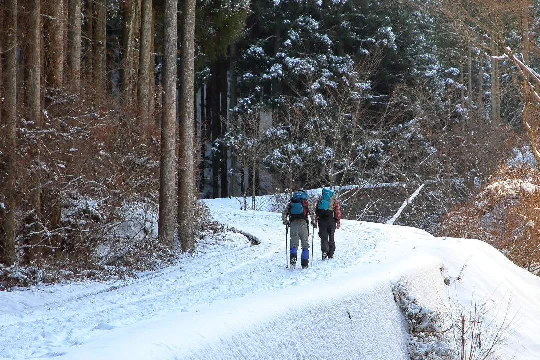 不動滝へ向う登山者