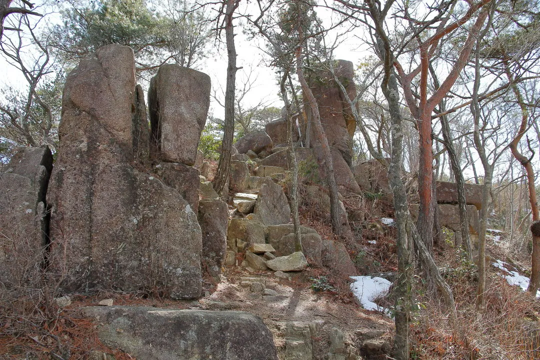 鉄塔下の岩場