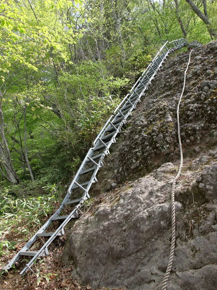 大岩に懸る階段
