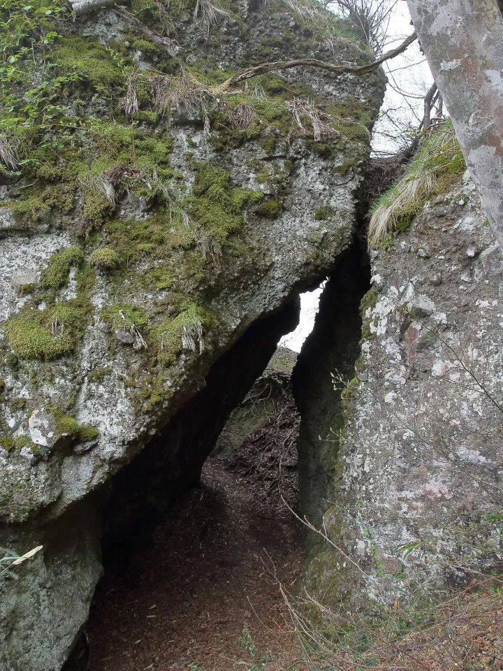 巨岩のトンネル