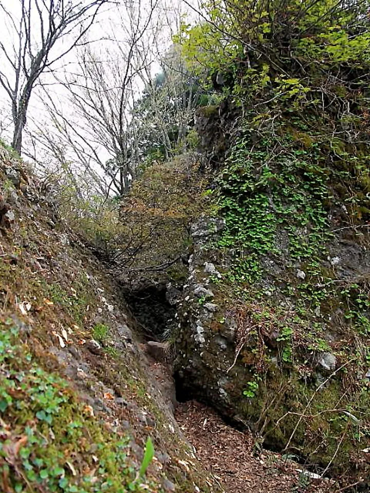 巨岩のトンネル（反対側）