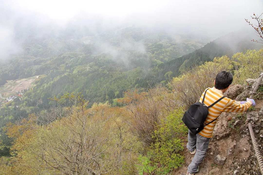 岩山を越える登山者