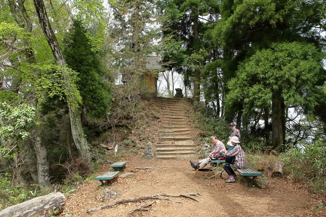 青葉神社前の広場