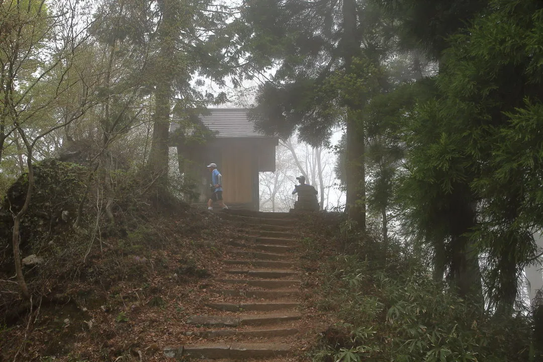 青葉神社を雲が覆う