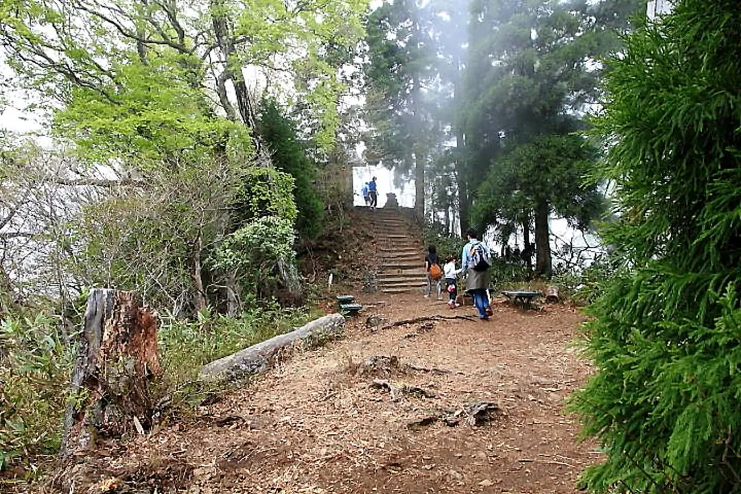 青葉神社前全景