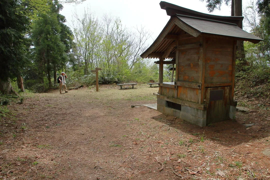 祠のある広場