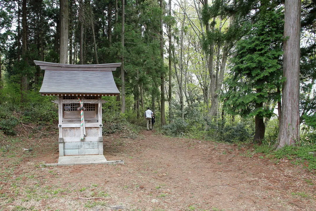 祠前の登山道