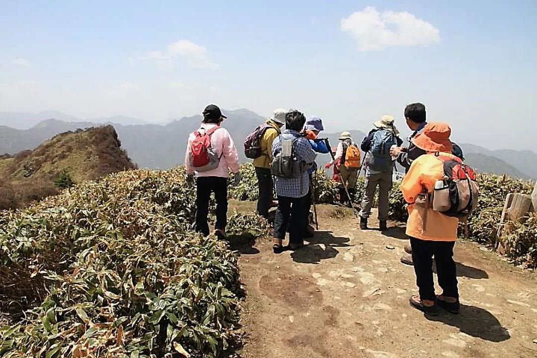 寒風山から下山する団体