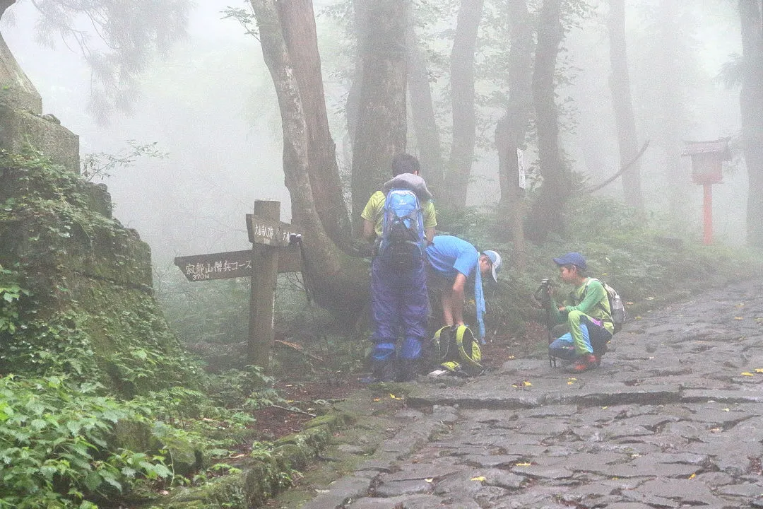 雨具を準備する登山者