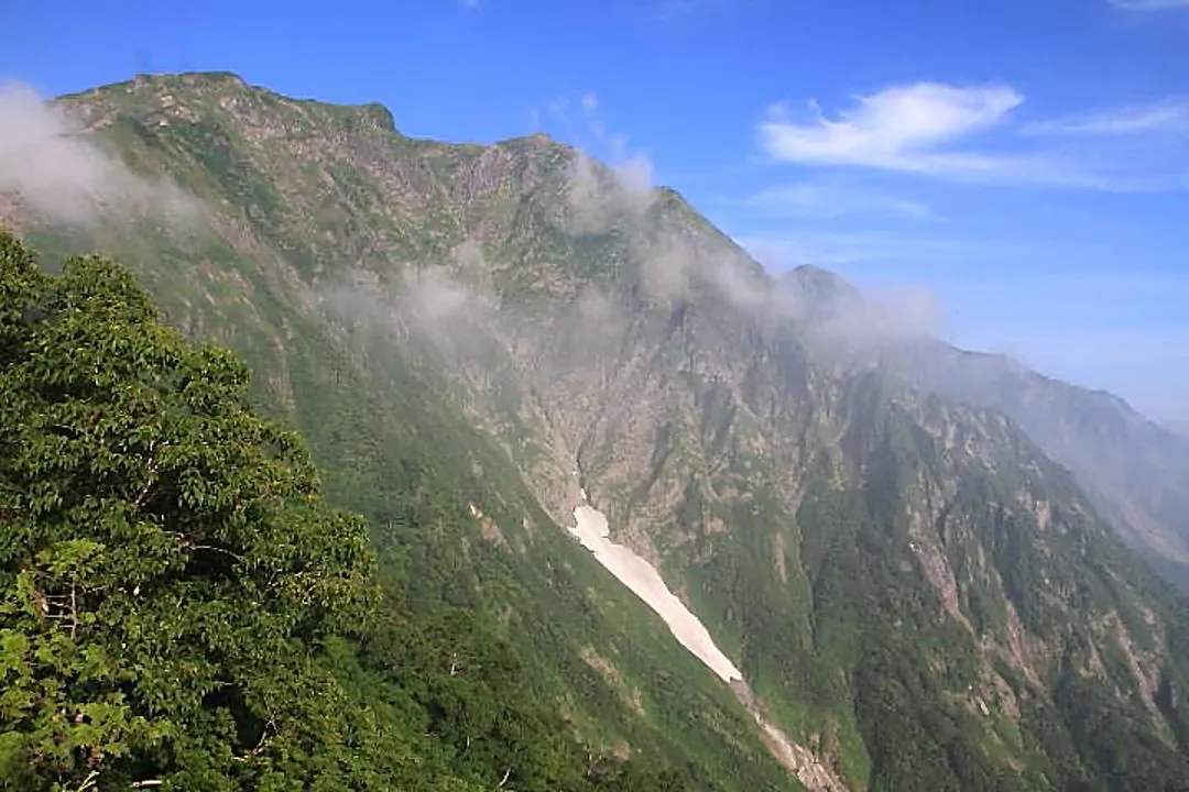 青空に浮かぶ谷川岳