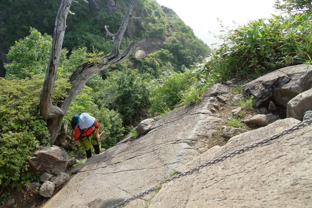 蛇紋岩の大岩を越える