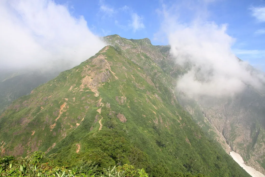 谷川岳を望む