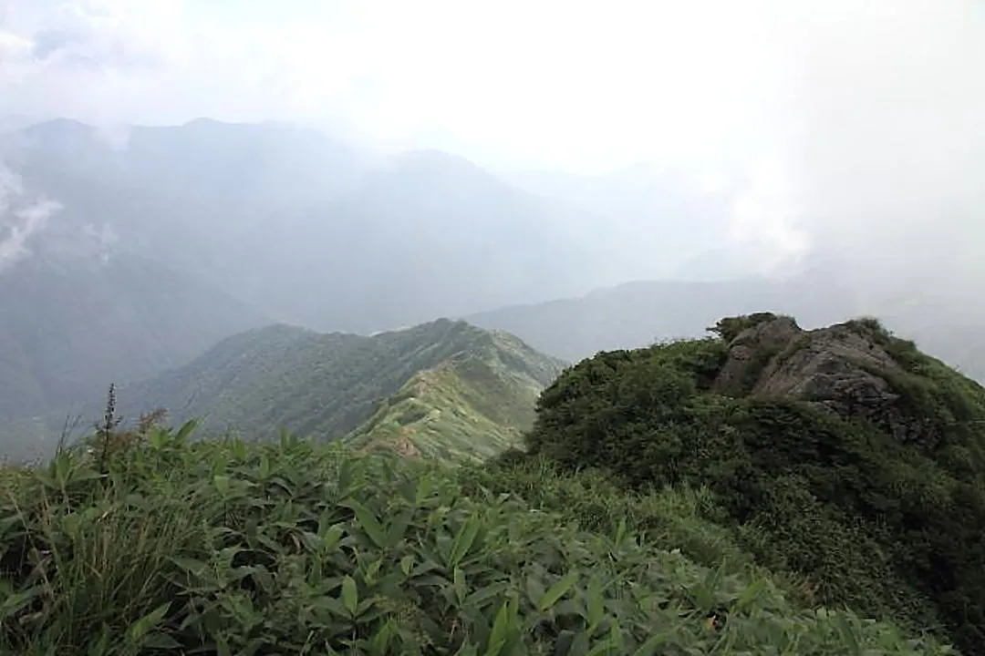 ザンゲ岩と西黒尾根の稜線