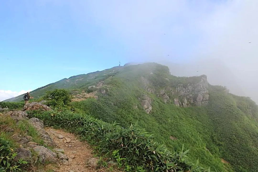 谷川岳は雲に霞んできた