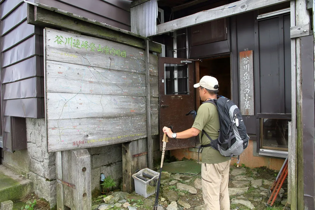 谷川岳肩の小屋入口