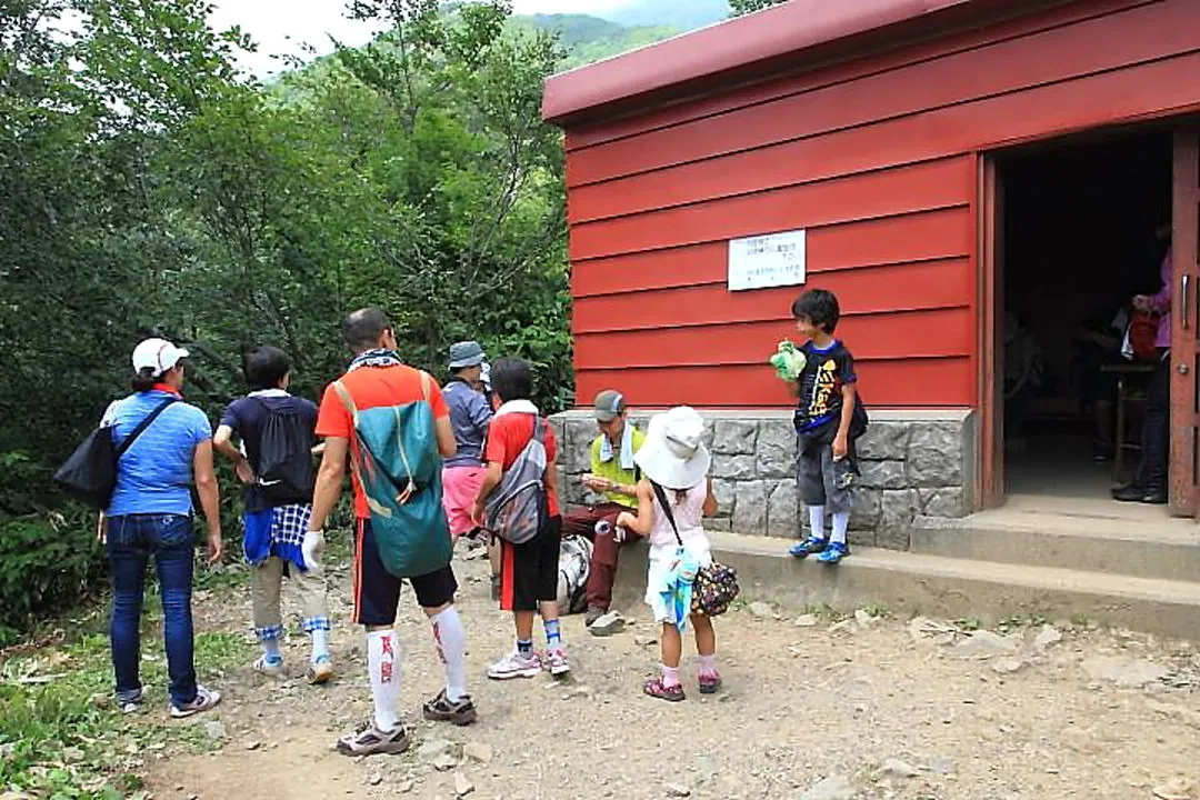 熊穴沢避難小屋